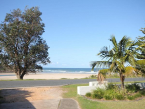 BEACHFRONT 4 Unit 4 of 12 Bundella Ave LC